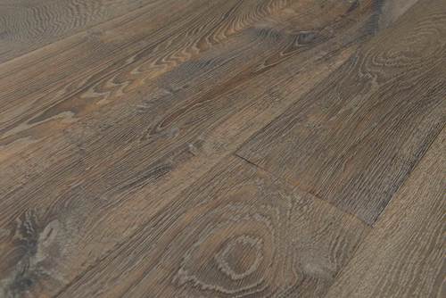 prostota i funkcjonalność naturalnej drewnianej podłogi